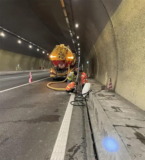 江陵隧道排水渠清淤